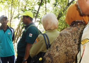 Tim KeSEMaT dan KKMD Jateng nampak berdiskusi bersama warga Pemalang, mencoba mencari solusi mengenai program rehabilitasi mangrove di desa Mojo dan Santren.