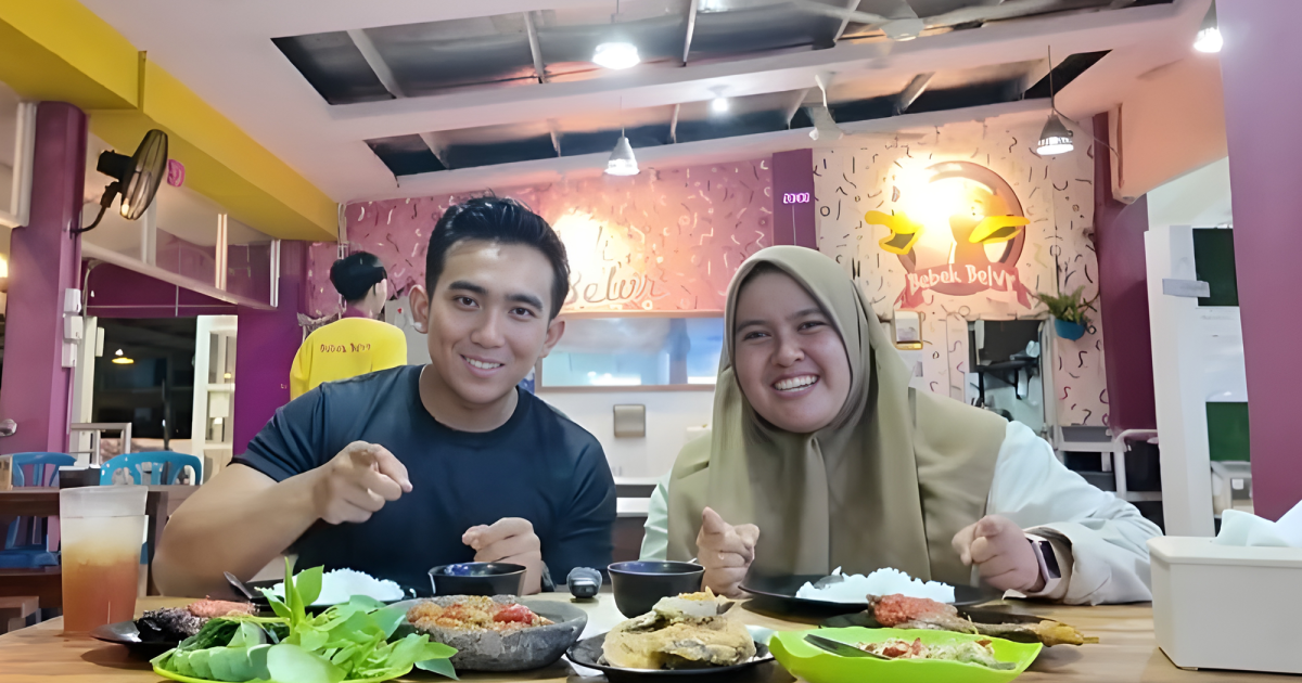 Hidangan Bebek Belvr khas Lampung dengan nasi, sambal, lalapan, dan pelengkap khas kuliner Kota Metro.