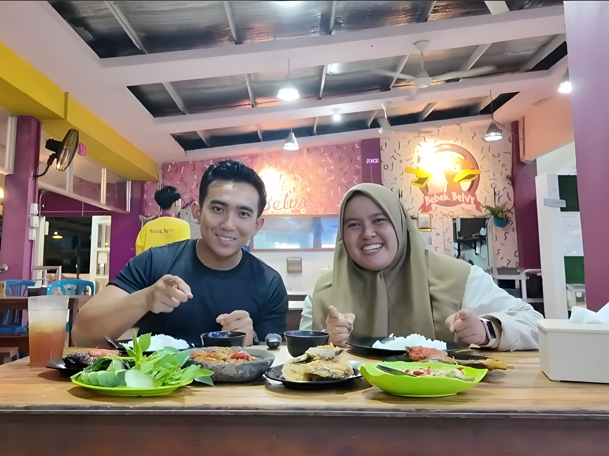 Hidangan Bebek Belvr khas Lampung dengan nasi, sambal, lalapan, dan pelengkap khas kuliner Kota Metro.