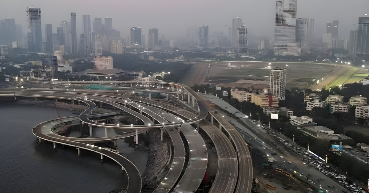 Jalan di kawasan pesisir Mumbai, India.