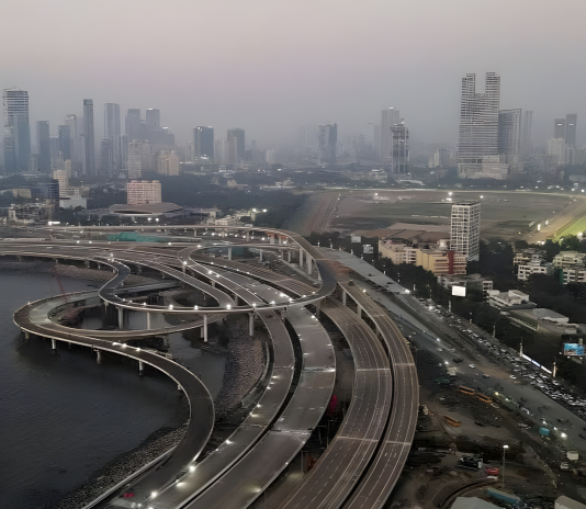 Jalan di kawasan pesisir Mumbai, India.