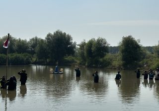 Pengibaran Bendera di Lumpur Mangrove