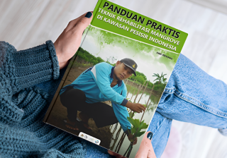 Buku rehabilitasi mangrove karya Aris Priyono dan Tim KeSEMaT