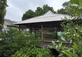 kunjungi-saung-dan-perpustakaan-mangrove-ruang-pembelajaran-lingkungan-pesisir-di-kampung-pondok-dua1
