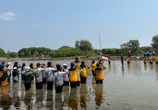 Upacara Bendera di Lumpur Mangrove, Cara Unik KeSEMaT Rayakan Kemerdekaan